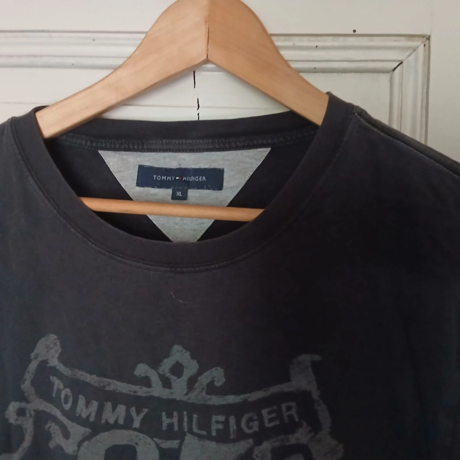 Camiseta Tommy Hilfiger Negra Enjuagada Gráfica '85' - Talla XL – photo 5